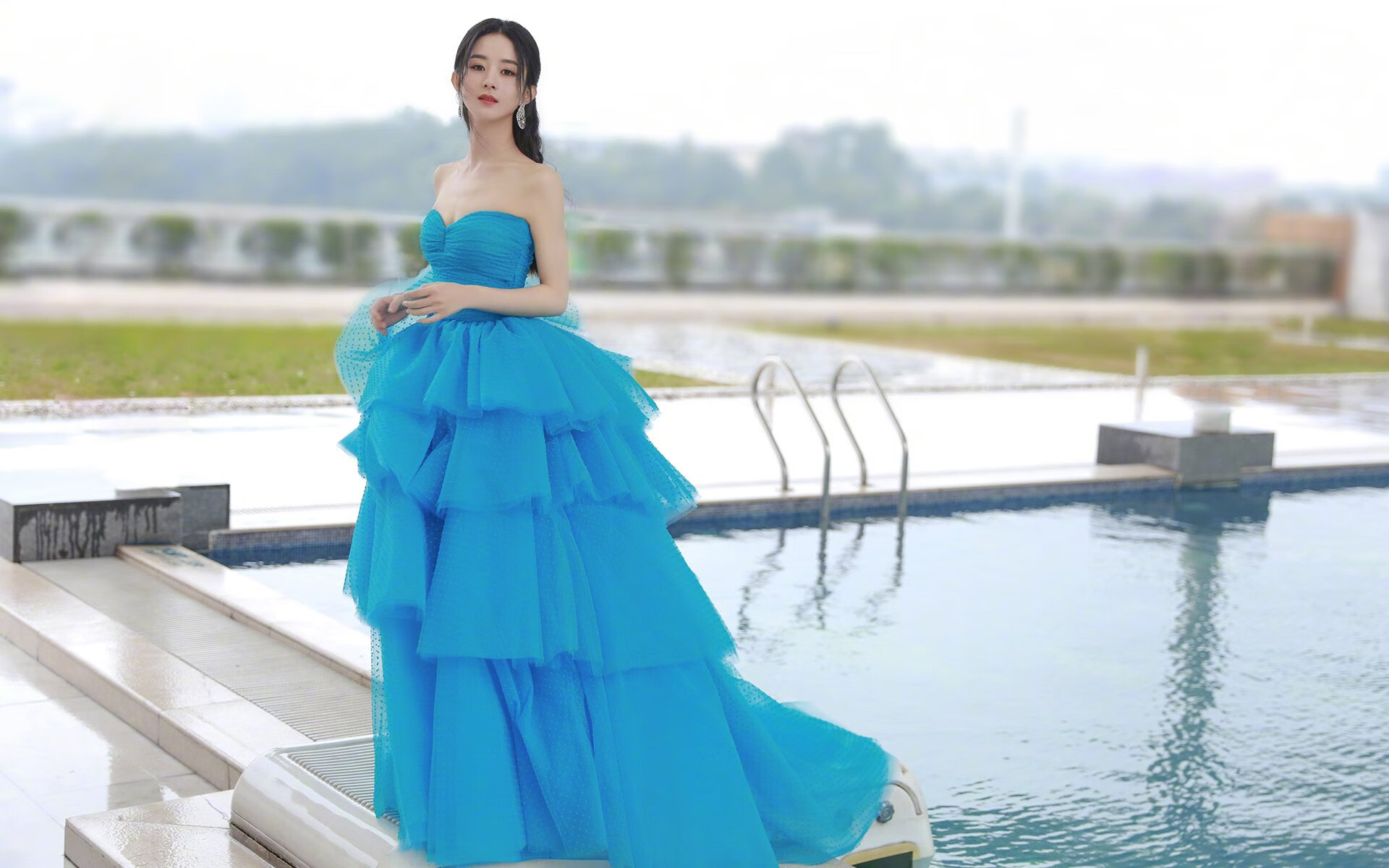 边锋表现夺目，带领球队取得连胜，边锋是干什么的